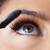 Frau mit dichten Wimpern