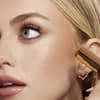 Frau trägt Bronzer auf
