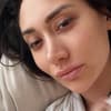 Samira Yavuz macht ein Selfie, während sie weint