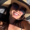 Nazan Eckes mit Sonnenhut am Strand