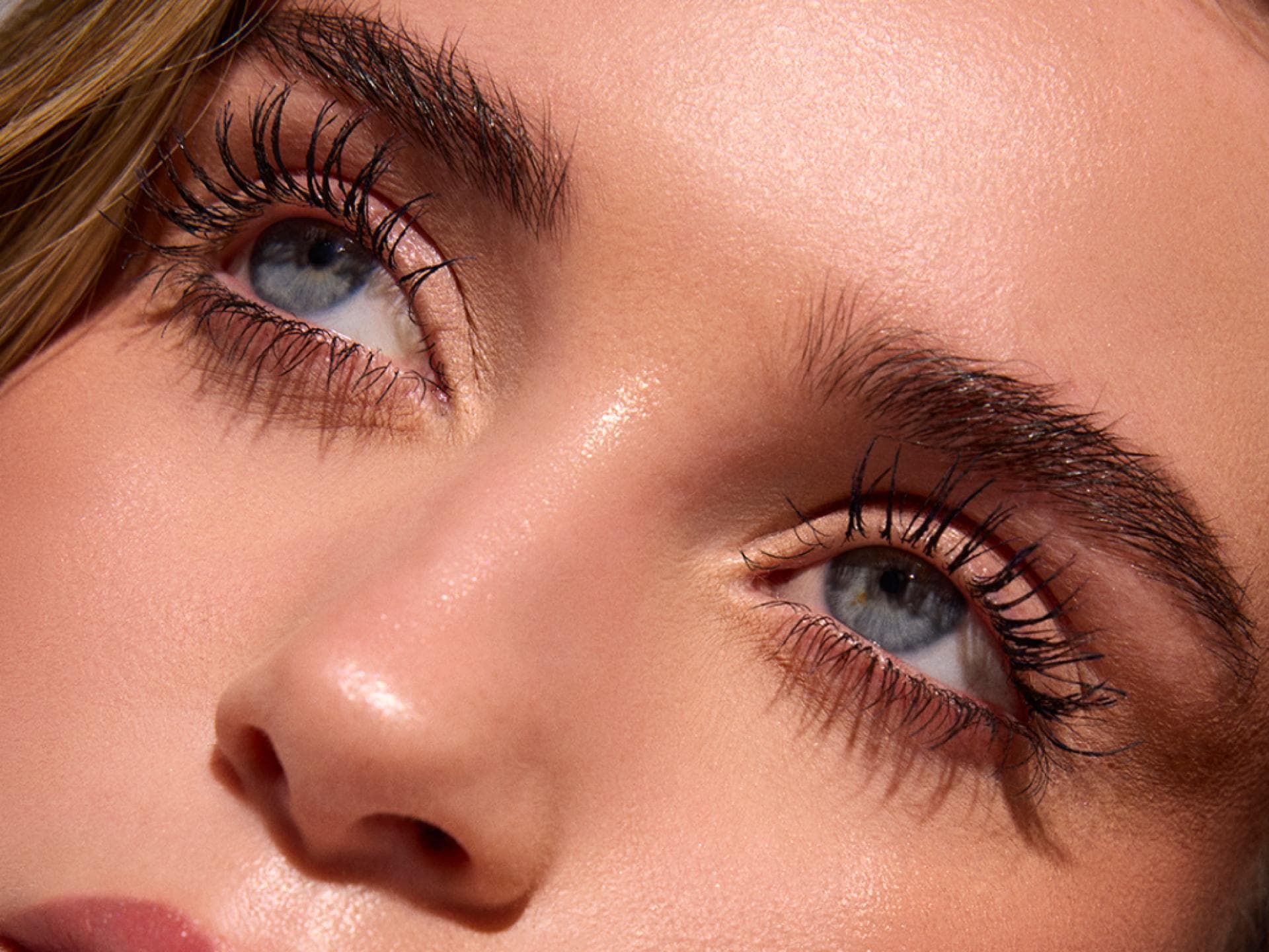 Mascara für mehr Länge Frau lange Wimpern