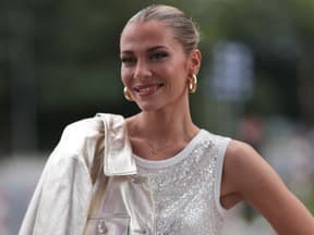 Valentina Pahde lächelt zur Seite